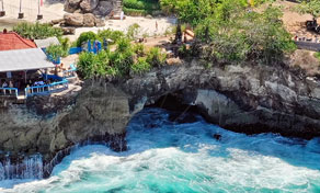 Ceningan Cliff jumping